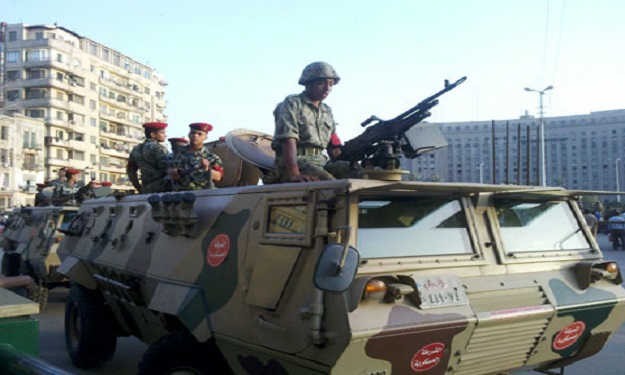 ميدان التحرير تحت حماية مدرعات الجيش استعداداً لتظ