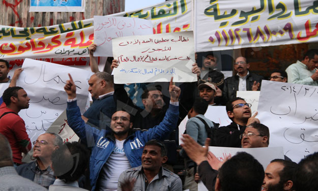 عمال ينظمون وقفة احتجاجية على سلالم نقابة الصحفيين