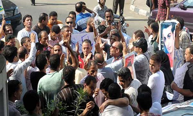 وقفة احتجاجية لمصابي الثورة أمام مجلس الوزراء للمط