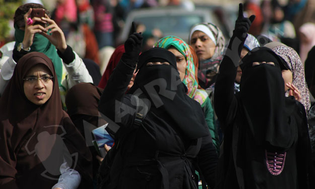 طالبات الإخوان بالأزهر يقطعن طريق مصطفى النحاس ومش