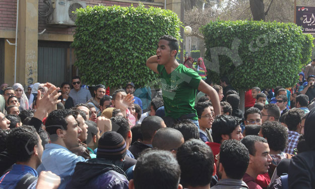 طلاب الإخوان بعين شمس يقطعون شارع الخليفة المأمون 