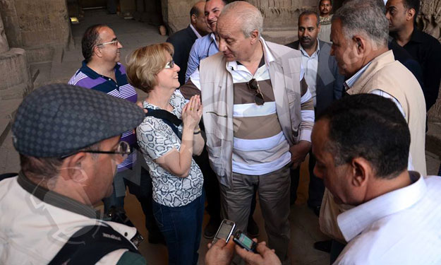 ''عاشقة مصر'' تبكي بعد موافقة وزير الآثار على نزول
