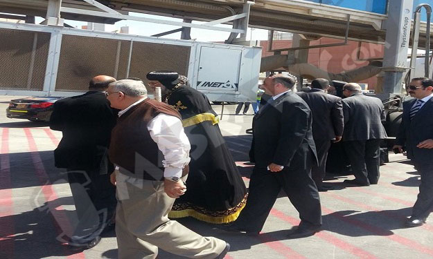 بالصور.. البابا تواضروس يصل القاهرة بعد زيارة قصير
