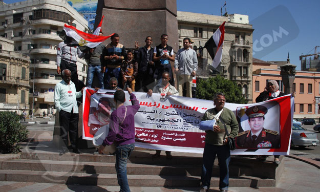 بالصور .. توافد العشرات على التحرير للاحتفال بترشح
