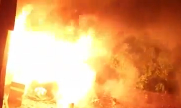 أنصار الإخوان يشعلون النيران بأحد العقارات بالألف 