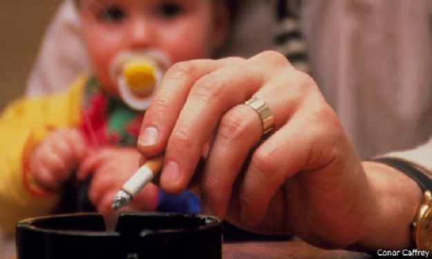 حظر التدخين يقلل إصابة الأطفال بالربو والولادة الم