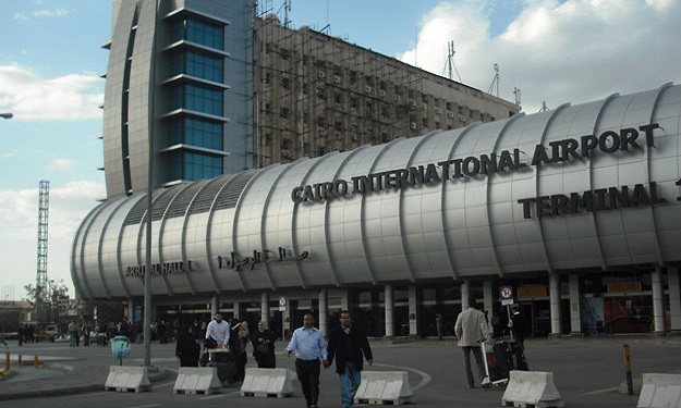 ترحيل 8 أجانب من جنسيات مختلفة بمطار القاهرة بسبب 