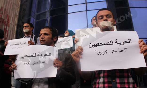 بالصور.. صحفيون يحتجون على سلالم النقابة للمطالبة 