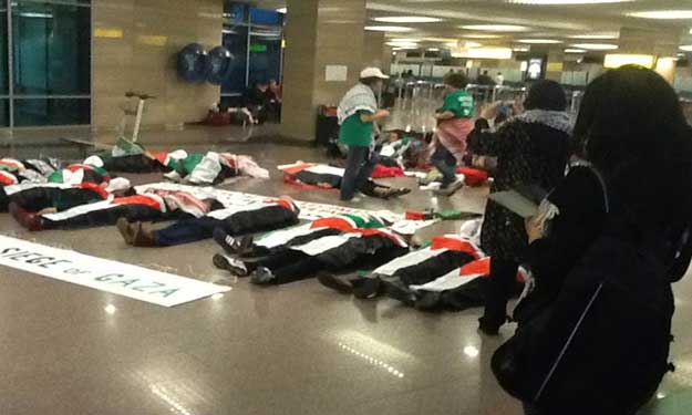 الناشطات المحتجزات في مطار القاهرة يطلبن المغادرة