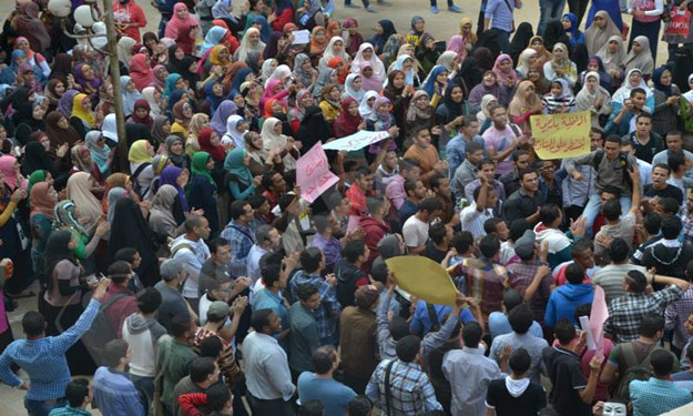 طلاب الإخوان يتظاهرون ضد عودة الحرس الجامعي بجامعة