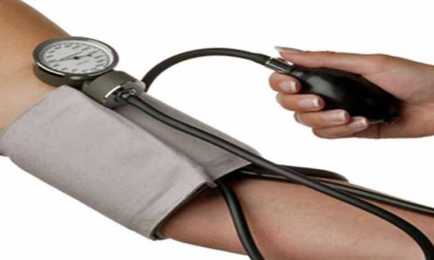 دراسة: الأطباء يرفعون ضغط الدم عند مرضاهم