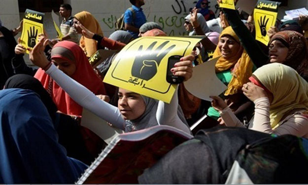 مسيرة لطالبات الإخوان بجامعة القاهرة وسط غياب للأم