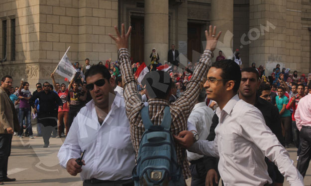 الأمن الإداري يسمح لطالبات الإخوان بالتظاهر داخل إ