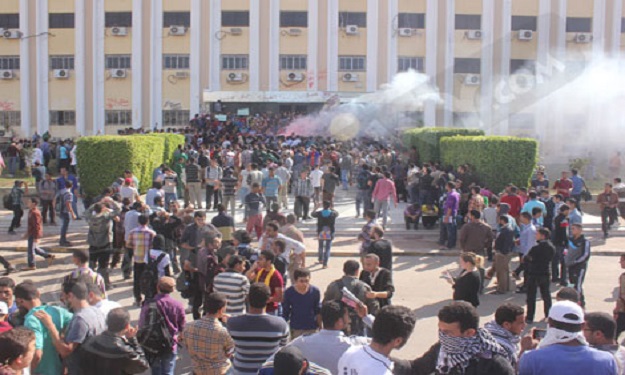 طلاب الإخوان يقطعون الطريق أمام جامعة الأزهر بالدر