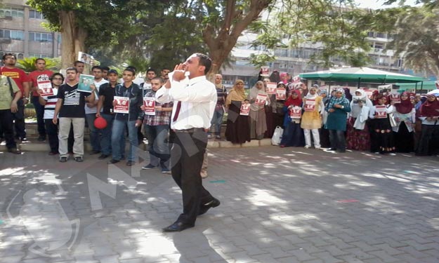 العشرات من حركة ''بالطو حر'' يتظاهرون ضد تعامل الش