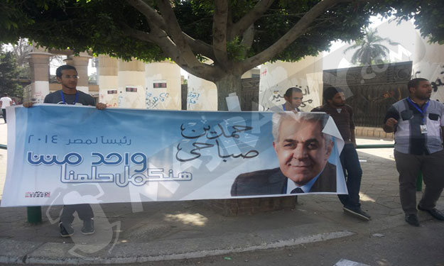 حملة صباحي تجمع توكيلات التأييد أمام جامعة عين شمس