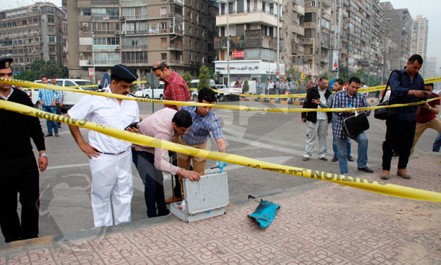 شهود عيان: شخصان ألقيا العبوة الناسفة بالدقي والشر