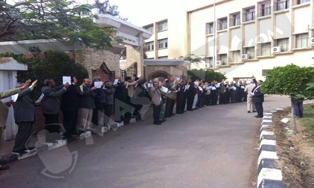 وقفة احتجاجية لأعضاء بهيئة تدريس جامعة القاهرة تند