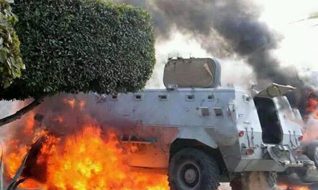 طلاب الإخوان بالأزهر يحرقون مدرعة شرطة.. والأمن يف
