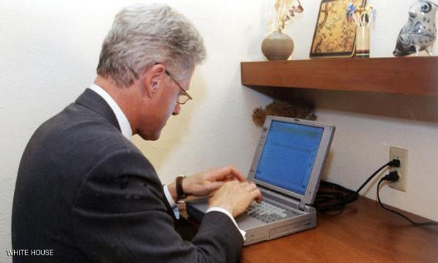 بيع الكمبيوتر الذي أرسل منه أول بريد رئاسي أميركي 