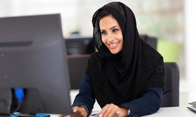 دراسة أمريكية: المرأة العربية مهووسة بالعلم