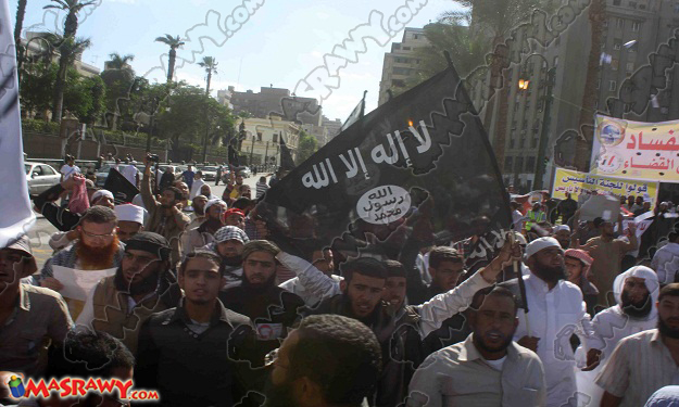طلاب الإخوان بجامعة القاهرة يتظاهرون رافعين أعلام 