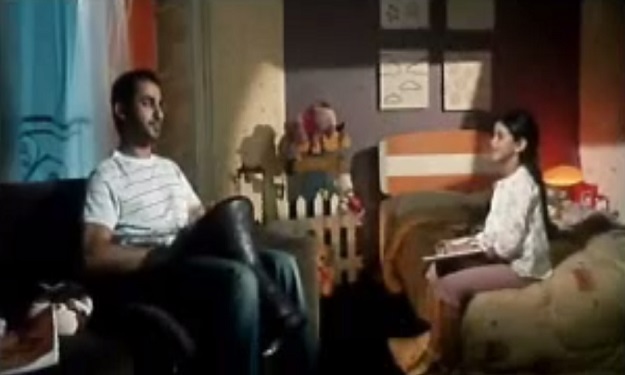 بالفيديو.. على غرار فيلم ''أحمد حلمي'' مُعلِّم يُد