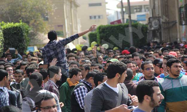 طلاب الإخوان يتظاهرون خارج جامعة القاهرة وسط كثافة
