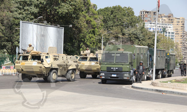 بالصور.. وصول تعزيزات عسكرية أمام جامعة القاهرة.. 