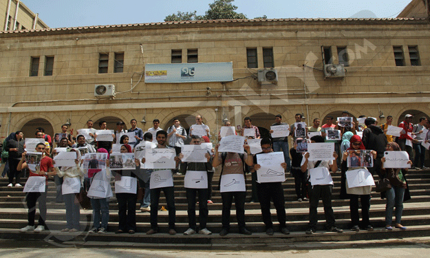 بالصور- طلاب بجامعة القاهرة يتظاهرون للإفراج عن زم