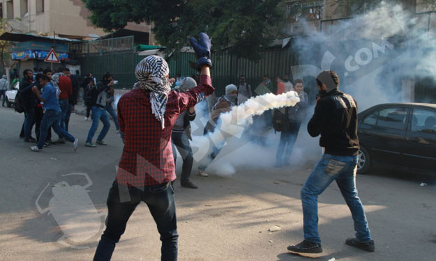 طلاب عين شمس يغلقون أبواب الجامعة والشرطة تطلق الغ