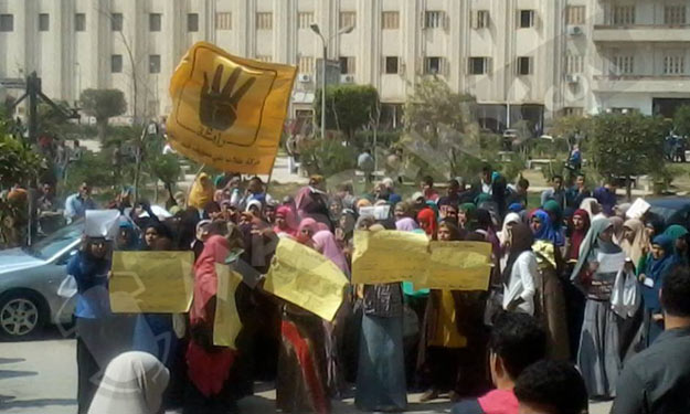 طلاب الإخوان بالأزهر يقطعون الطريق أمام فرع الجامع