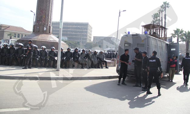 طلاب الإخوان يطلقون الشماريخ على الشرطة خارج جامعة