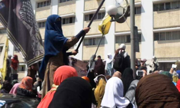طالبات الإخوان بالأزهر يحطمن باب كلية العلوم ويقطع