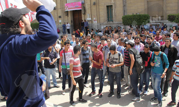 طلاب ''أحرار'' يتظاهرون بتجارة القاهرة لرفض دخول ا
