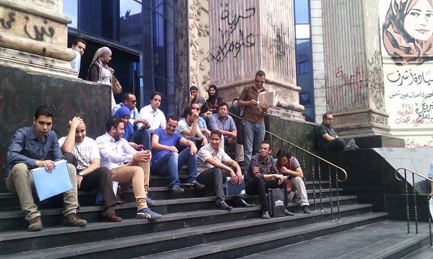 صحفيون بـ''البديل'' يعتصمون أمام النقابة بعد رفض ق