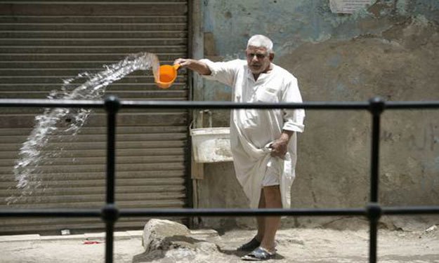 مشروع قانون بتجريم استخدام مياه الشرب في رش الشوار