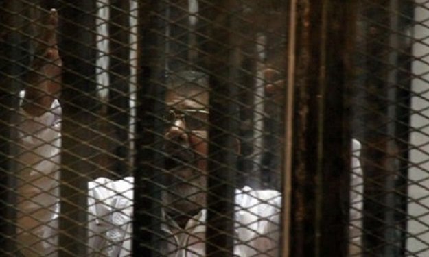 مرسي يصل أكاديمية الشرطة لاستكمال محاكمته في قضية 