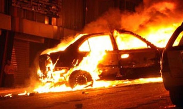 طلاب الإخوان بالأزهر يضرمون النار في سيارة عميد كل
