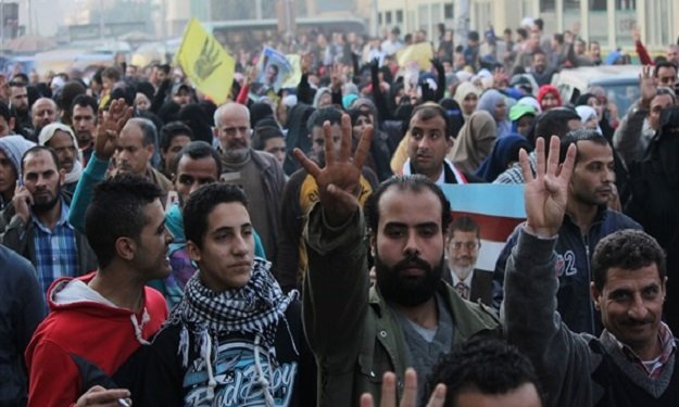 طلاب الإخوان يتظاهرون أمام تجارة الأزهر ضد قرار إخ