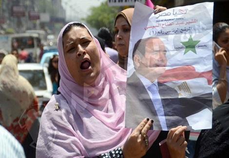 احتفالية لعشرات المواطنين بشارع الهرم رغم قلة أعدا