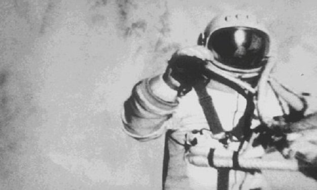 أليكسي ليونوف..أول شخص يمشي في الفضاء..''بروفايل)