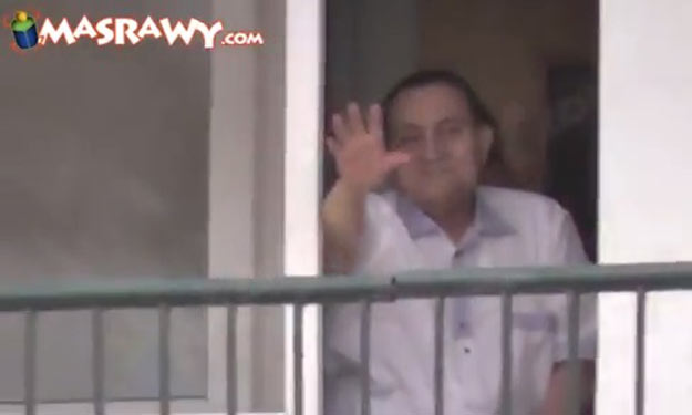 بالفيديو .. مبارك يظهر للمرة الثانية لتحية أنصاره 