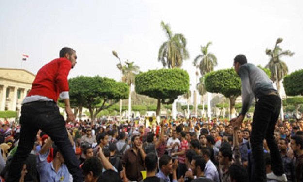 طلاب بهندسة القاهرة يعتصمون للإفراج عن زملائهم الم