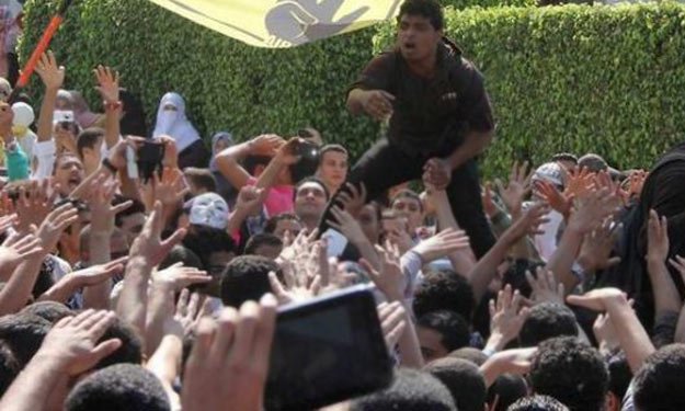 طلاب الاخوان يتظاهرون خارج أسوار جامعة القاهرة