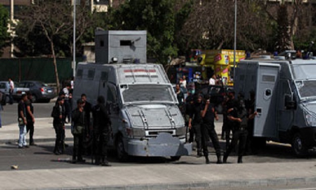 قوات الأمن تكثف من تواجدها أمام جامعة القاهرة