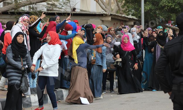  وقفة احتجاجية لطالبات أزهريات أمام الجامعة بمدينة