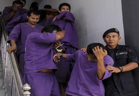 الشرطة الماليزية اثناء القبض على مهربي المخدرات