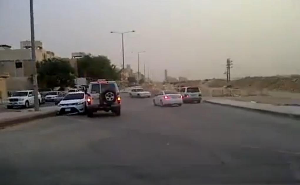 دورية سعودية تقبض على سيارة هاربة 