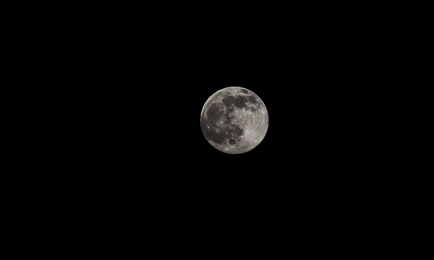 صورة اليوم- اكتمال القمر في ليلة النصف من شعبان